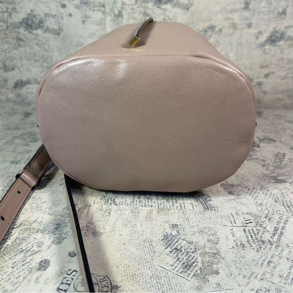 Cuyana Mini Bucket Bag Drawstring Leather Purse in Nude color soft Leather - Picture 5 of 12